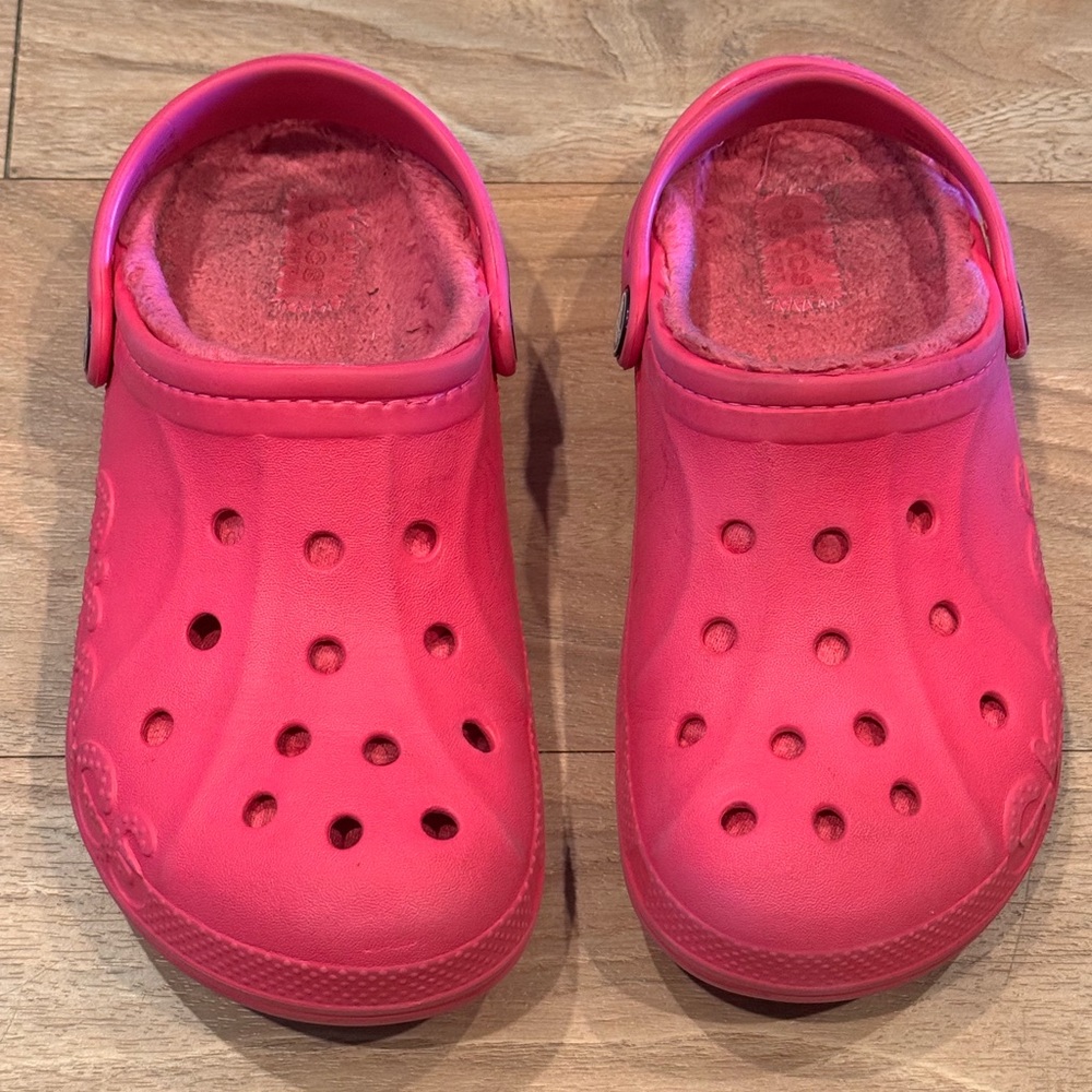 CROCS Pink Sandals with Ventilation and Textured Sole